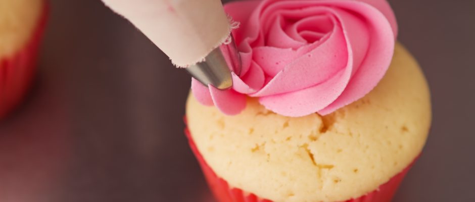 Everything You Want to Know About Piping Cake Frosting